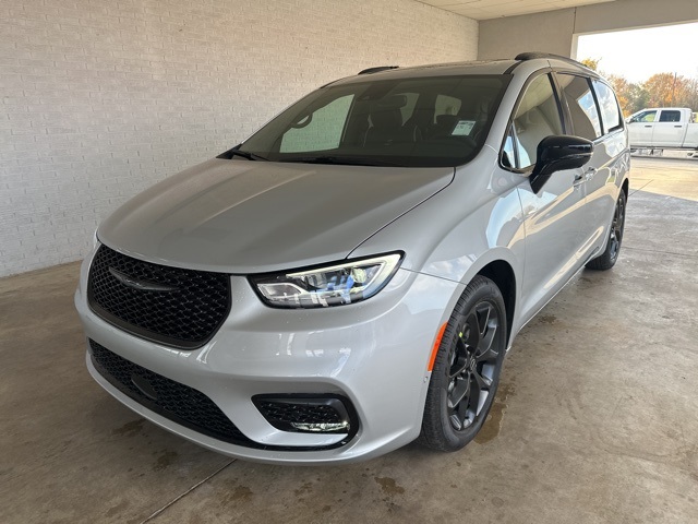 2026 Chrysler Pacifica Limited photo 2