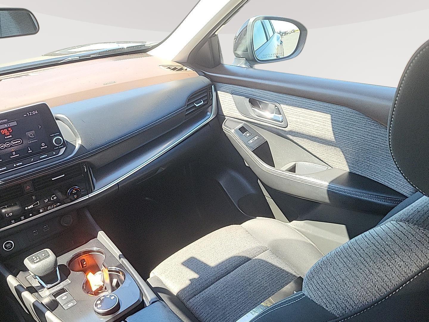 2022 Nissan Rogue SV photo 13