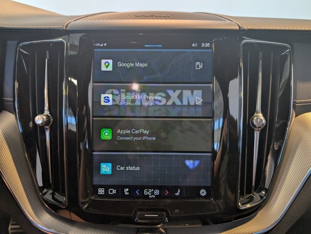2022 Volvo XC60 R-Design photo 17