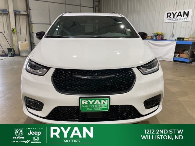 2026 Chrysler Pacifica photo 4