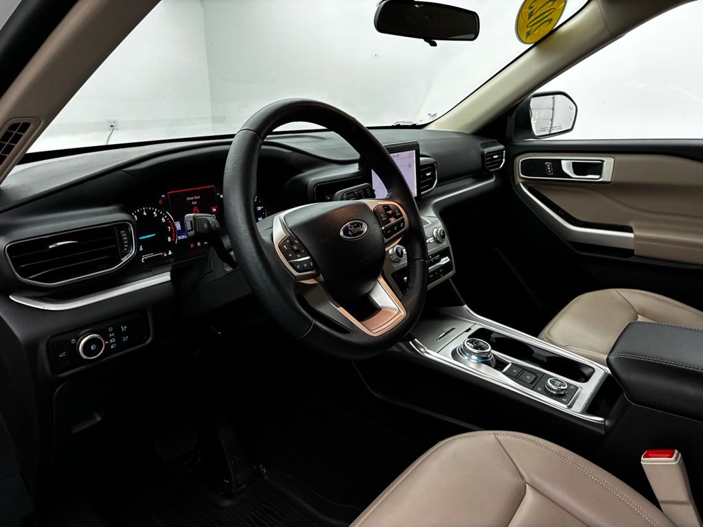 2023 Ford Explorer XLT photo 18