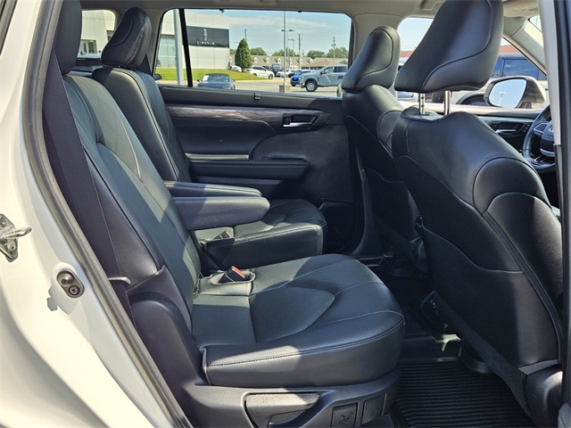 2023 Toyota Highlander Platinum photo 16