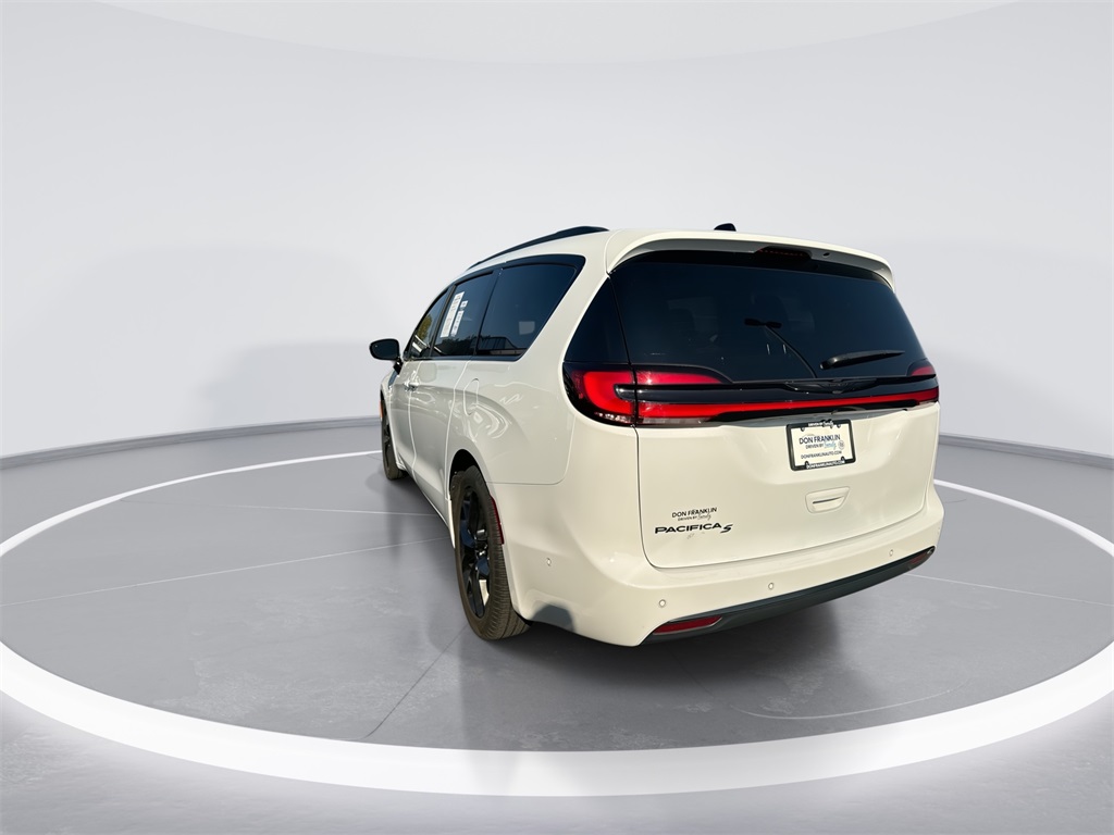 2024 Chrysler Pacifica Touring L photo 6
