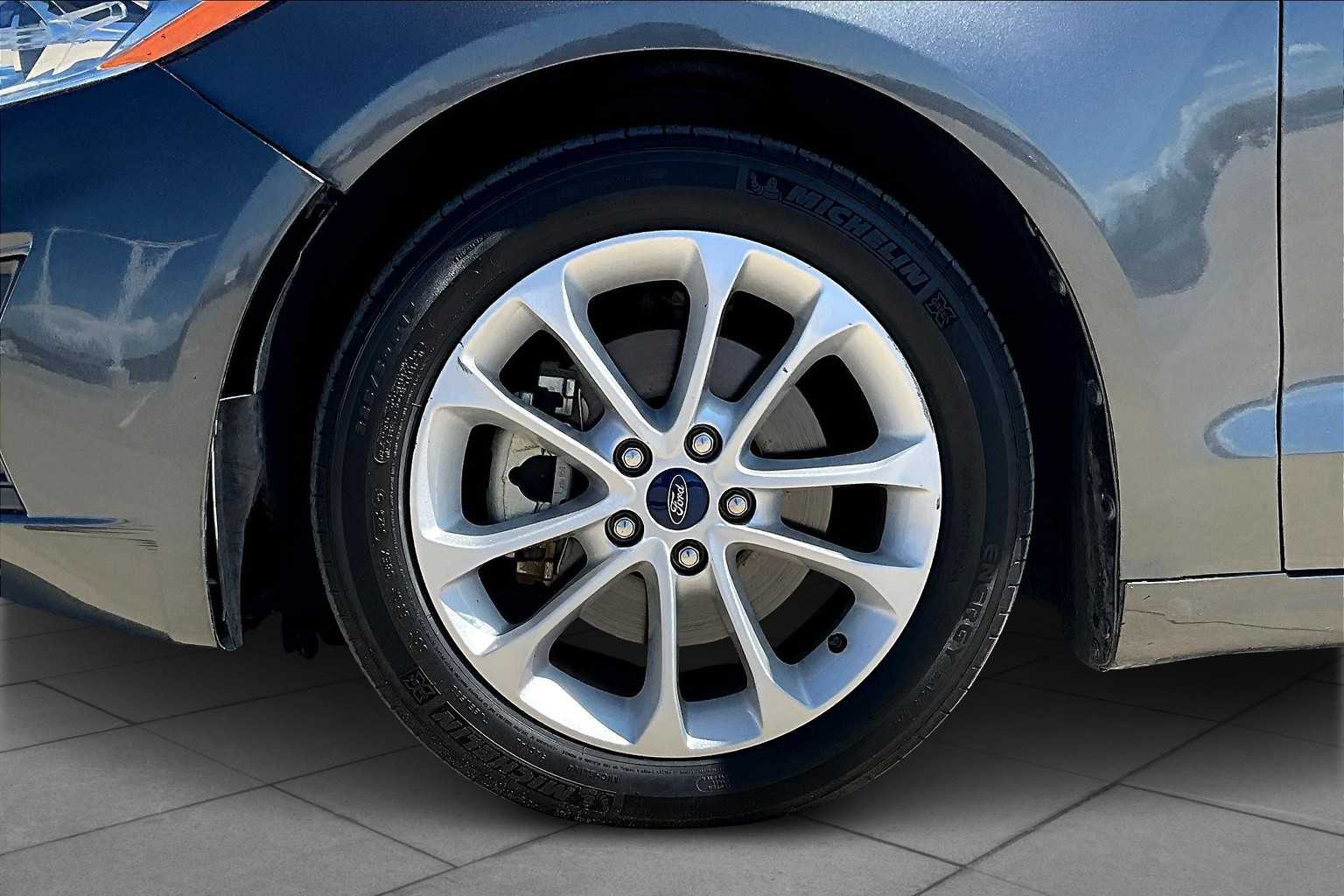 2020 Ford Fusion Hybrid SE photo 9