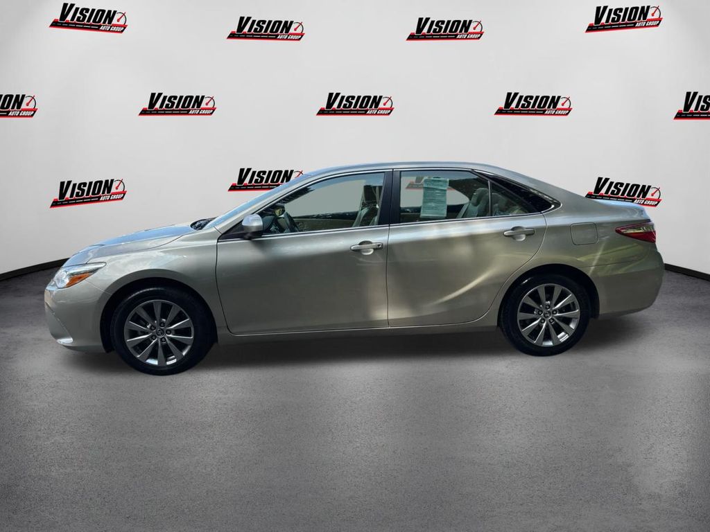 2016 Toyota Camry XLE photo 4