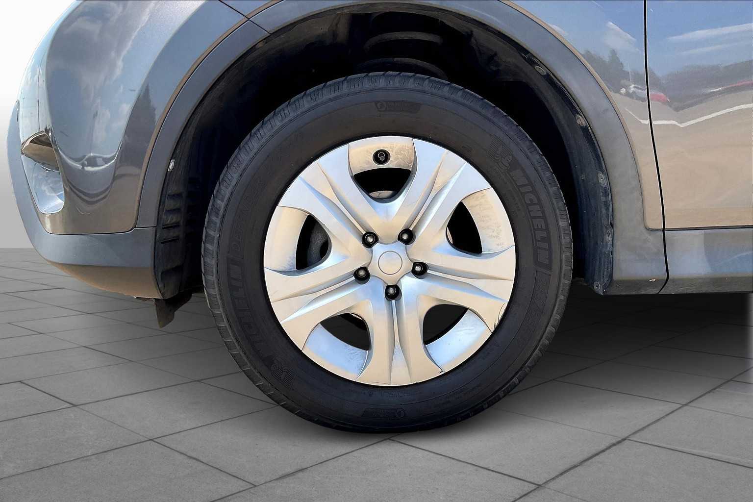 2015 Toyota RAV4 LE photo 8