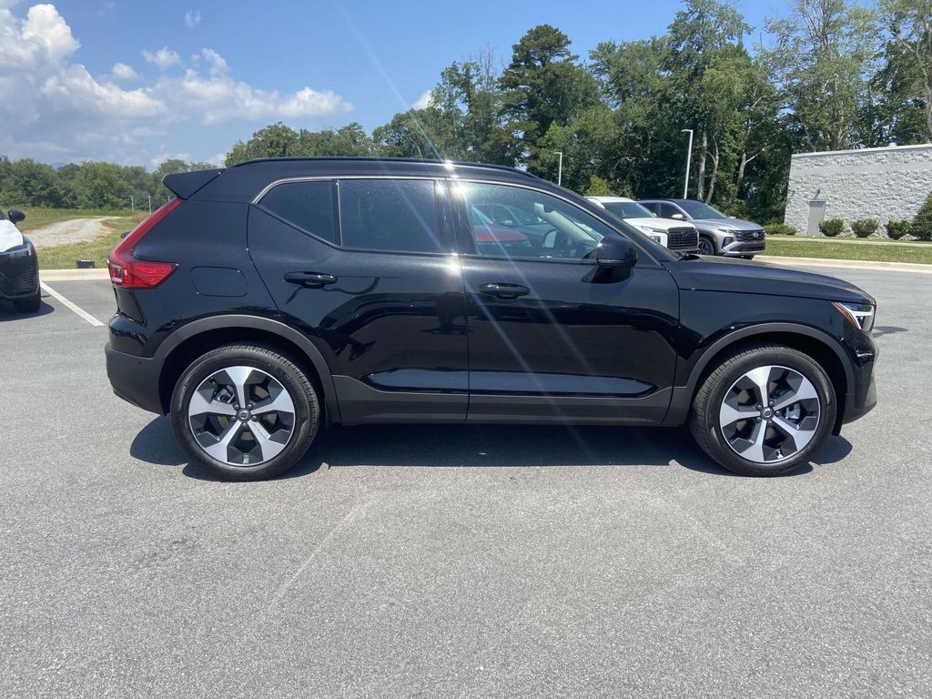 2026 Volvo XC40 AWD Plus photo 13