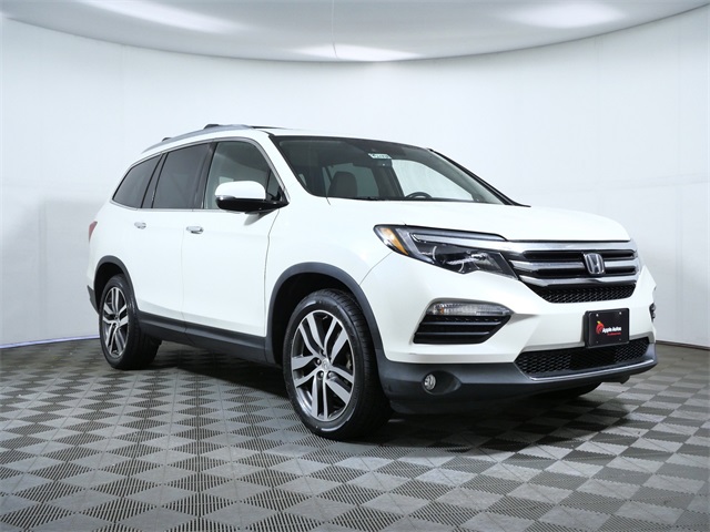 2017 Honda Pilot Elite's photo