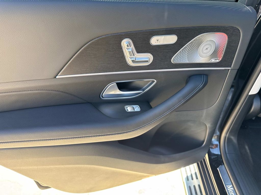 2026 Mercedes Benz GLS 450 4MATIC photo 11