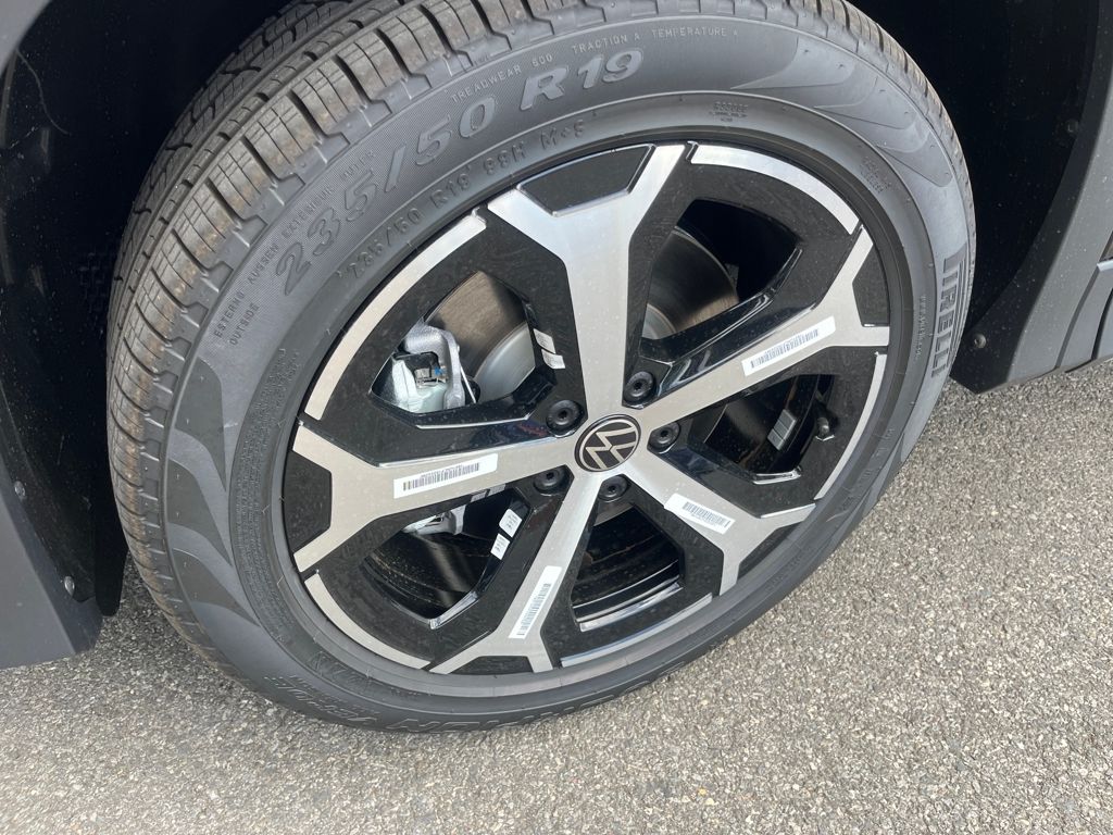 2025 Volkswagen Tiguan SE photo 2