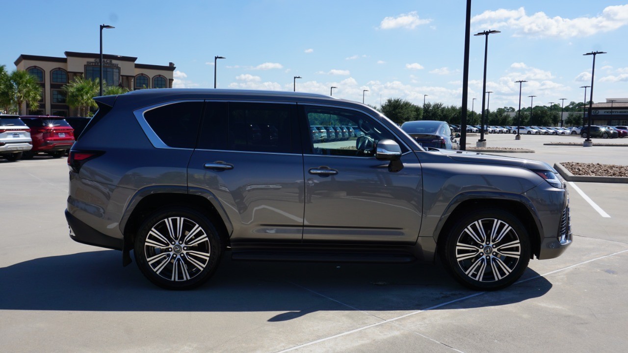 2022 Lexus LX 600 Luxury photo 2