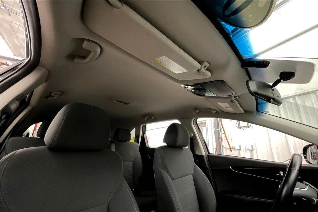 2020 Kia Sorento S photo 21