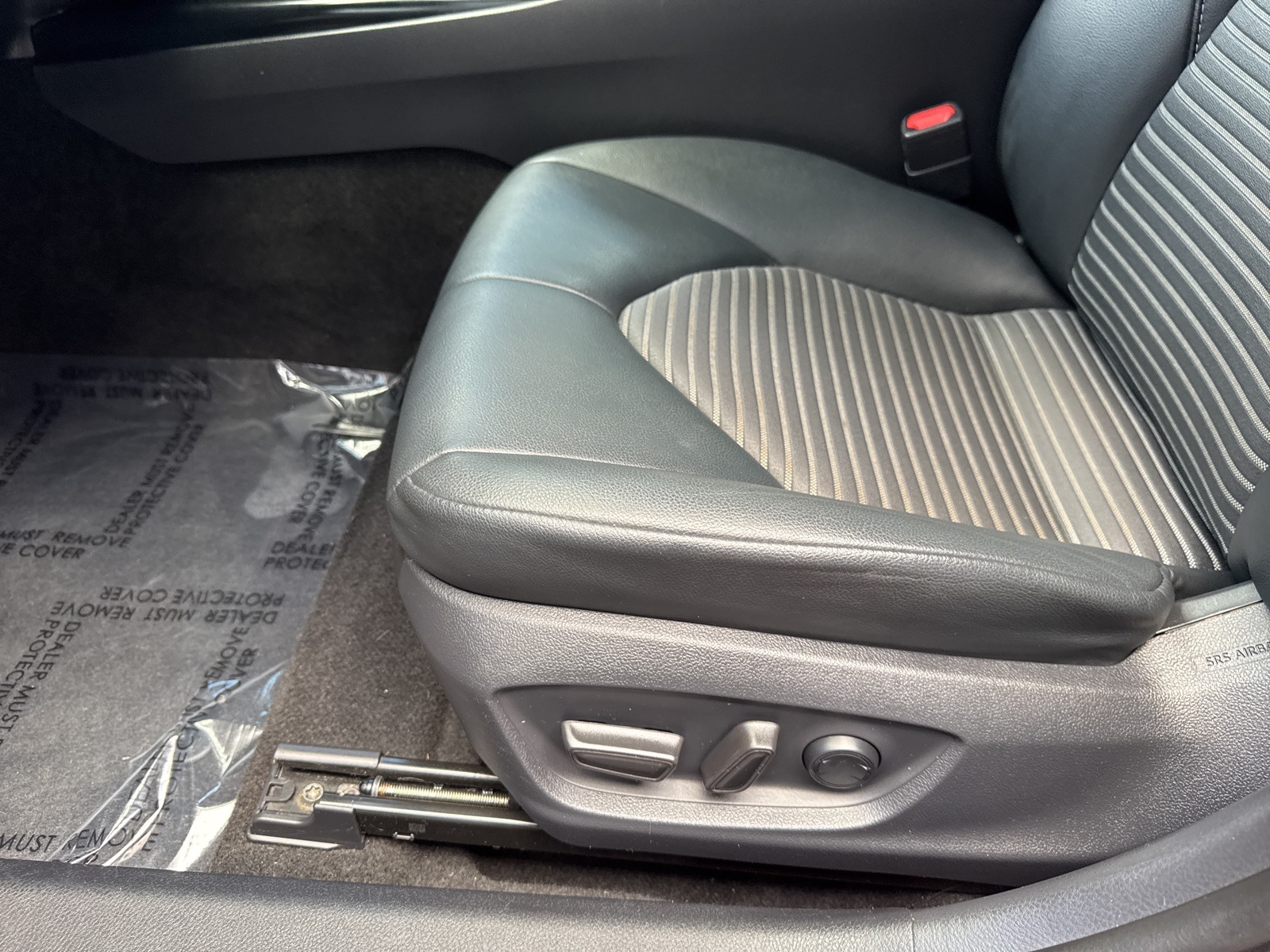 2019 Toyota Camry SE photo 32