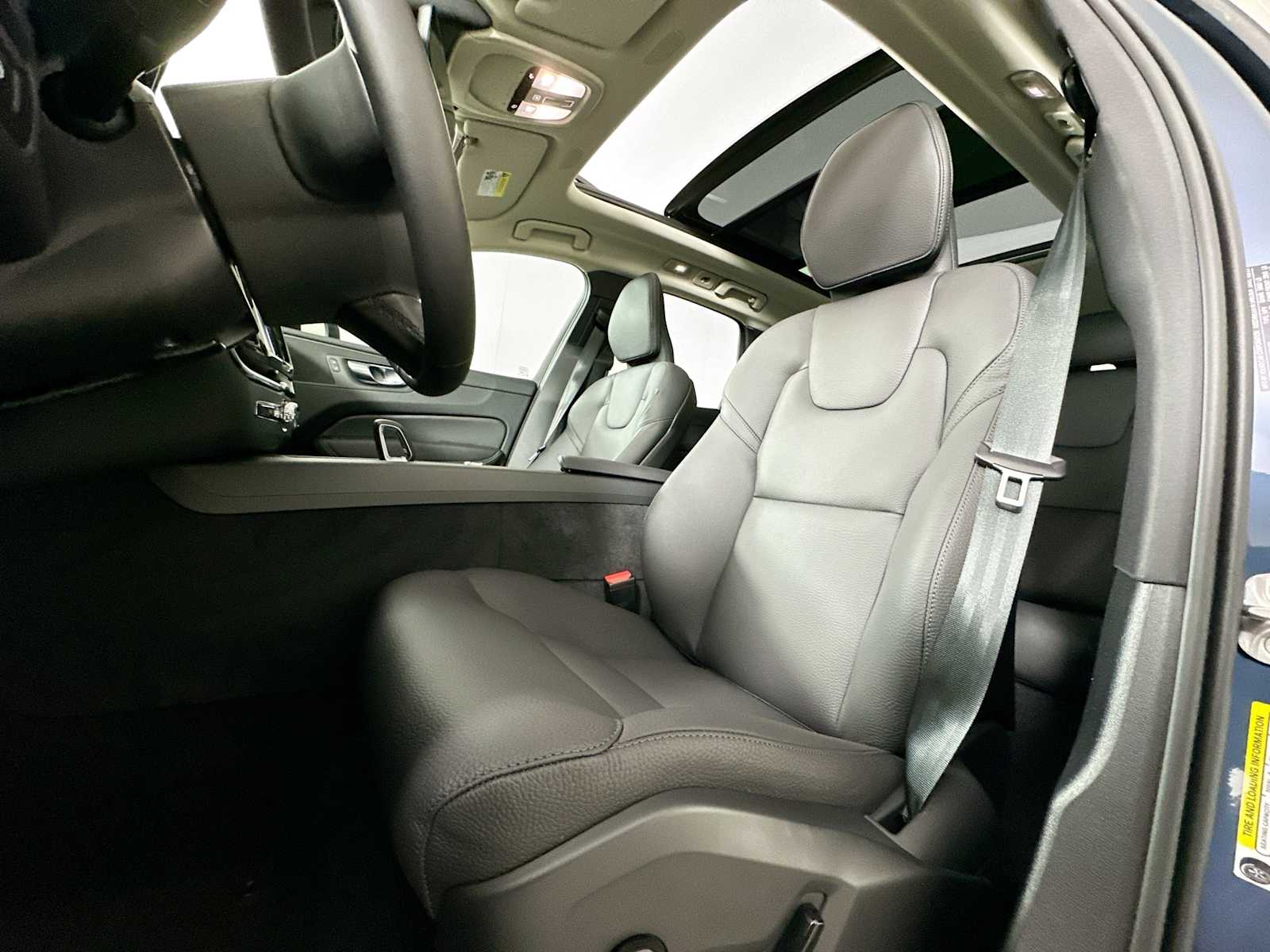 2025 Volvo XC60 T8 Plus photo 18