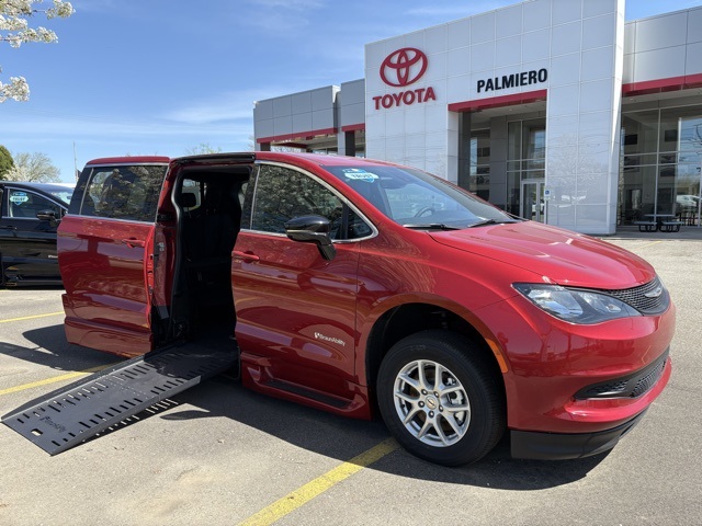 2025 Chrysler Voyager LX's photo