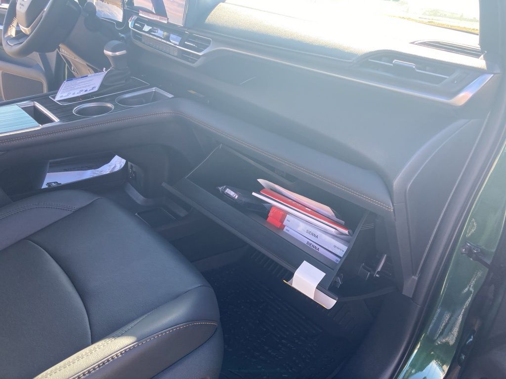 2025 Toyota Sienna Woodland Edition photo 34