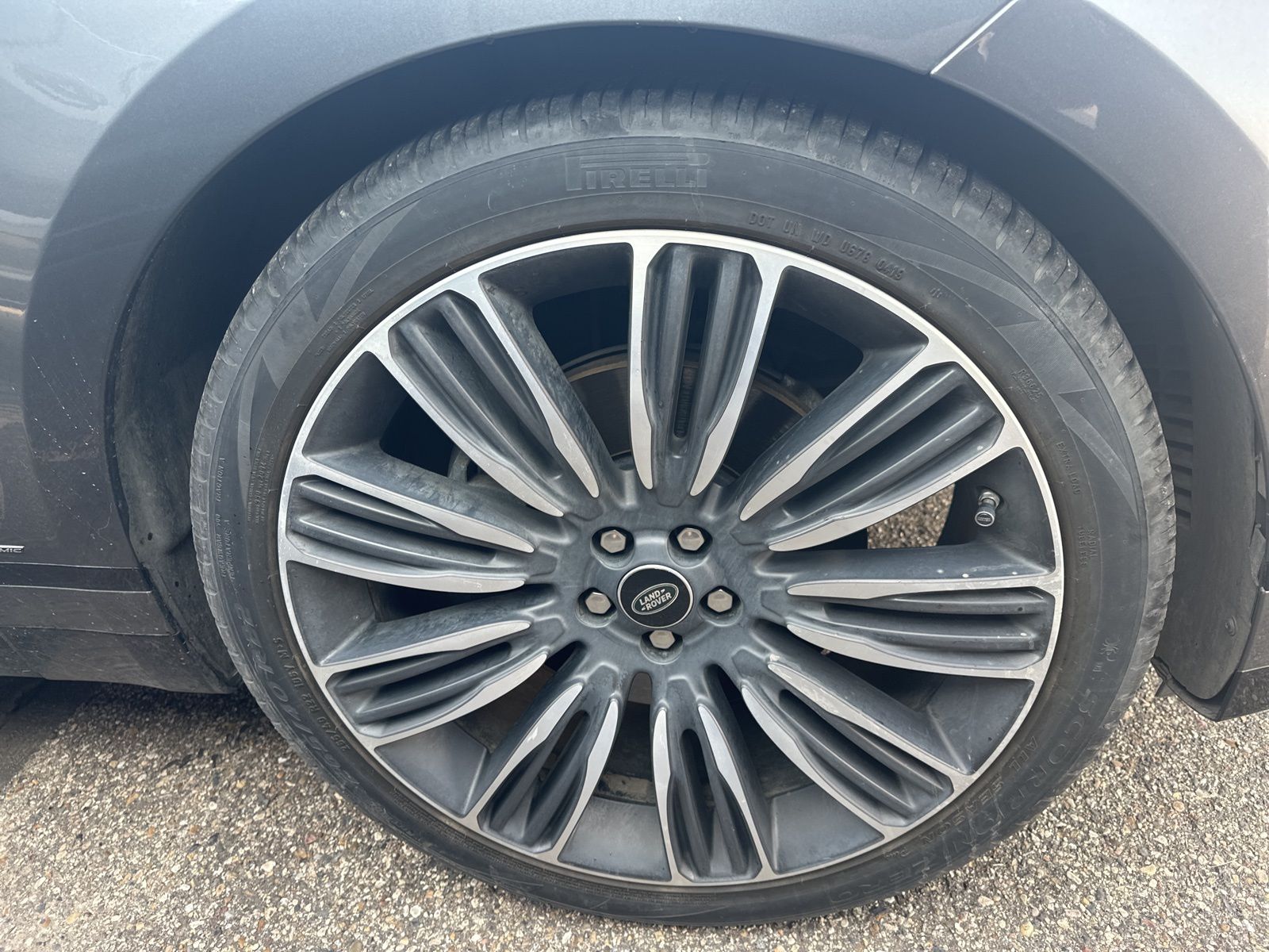 2018 Land Rover Range Rover Velar HSE R-Dynamic photo 4