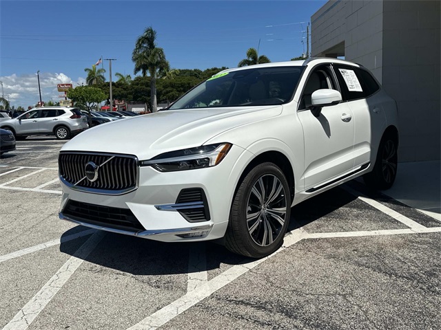 2022 Volvo XC60 B5 Ultimate photo 2