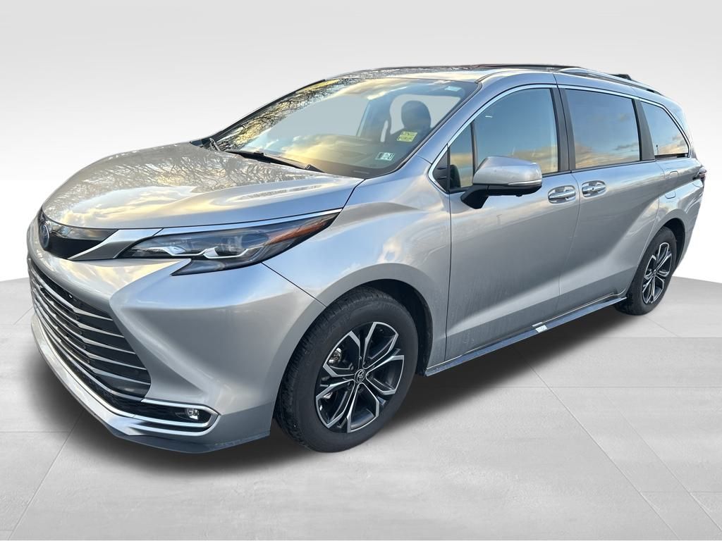2025 Toyota Sienna Platinum's photo