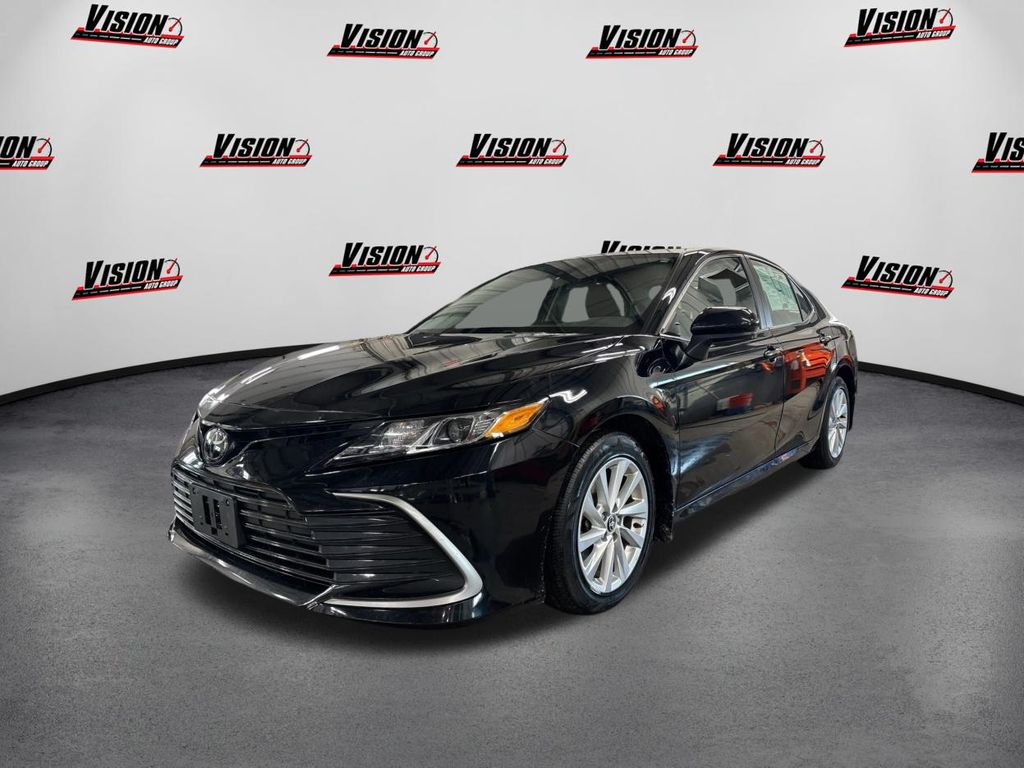 2023 Toyota Camry LE's photo