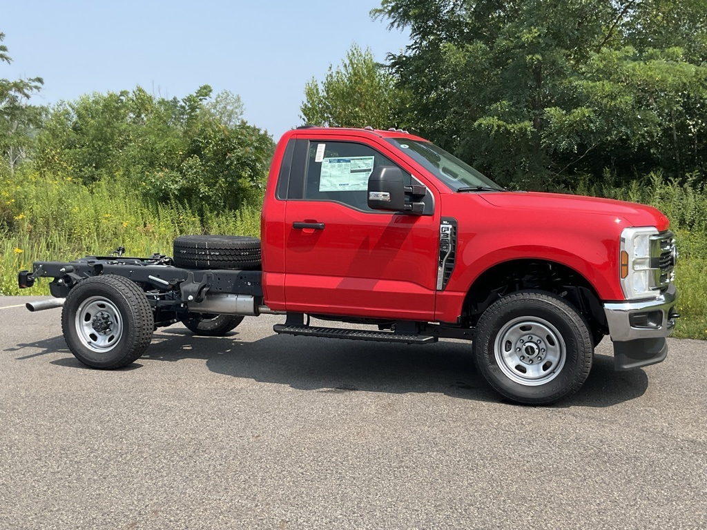 2025 Ford F-350 Super Duty Chassis Cab XLT's photo