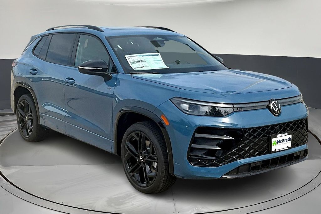 2025 Volkswagen Tiguan SE R-LINE BLACK's photo