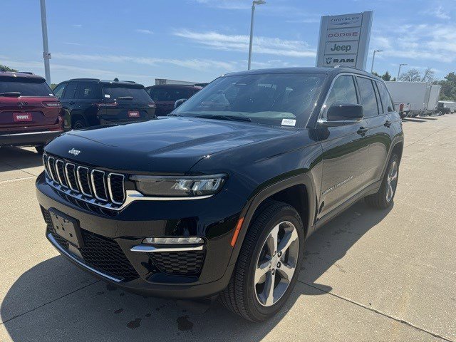 2025 Jeep Grand Cherokee Limited photo 3