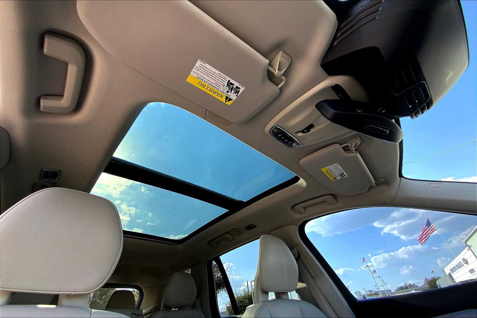2017 Volvo XC90 Momentum photo 13