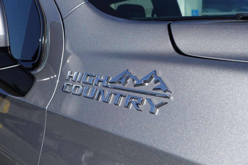 2024 Chevrolet Suburban High Country photo 3
