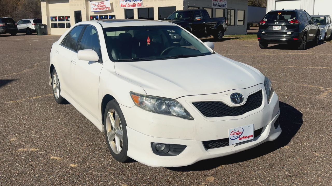 2011 Toyota Camry SE photo 2