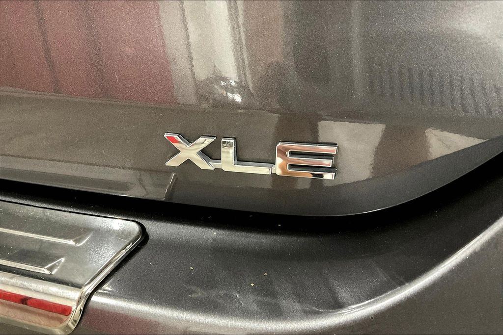 2021 Toyota Highlander Hybrid XLE photo 2