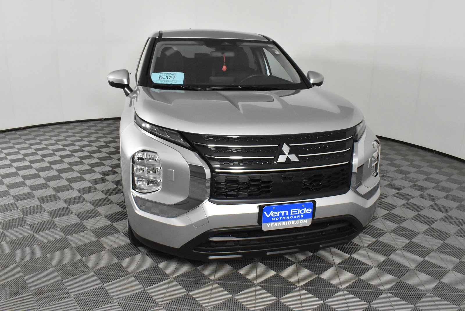 2024 Mitsubishi Outlander ES photo 3