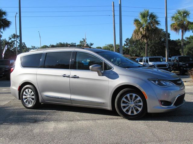 2017 Chrysler Pacifica Touring L photo 2