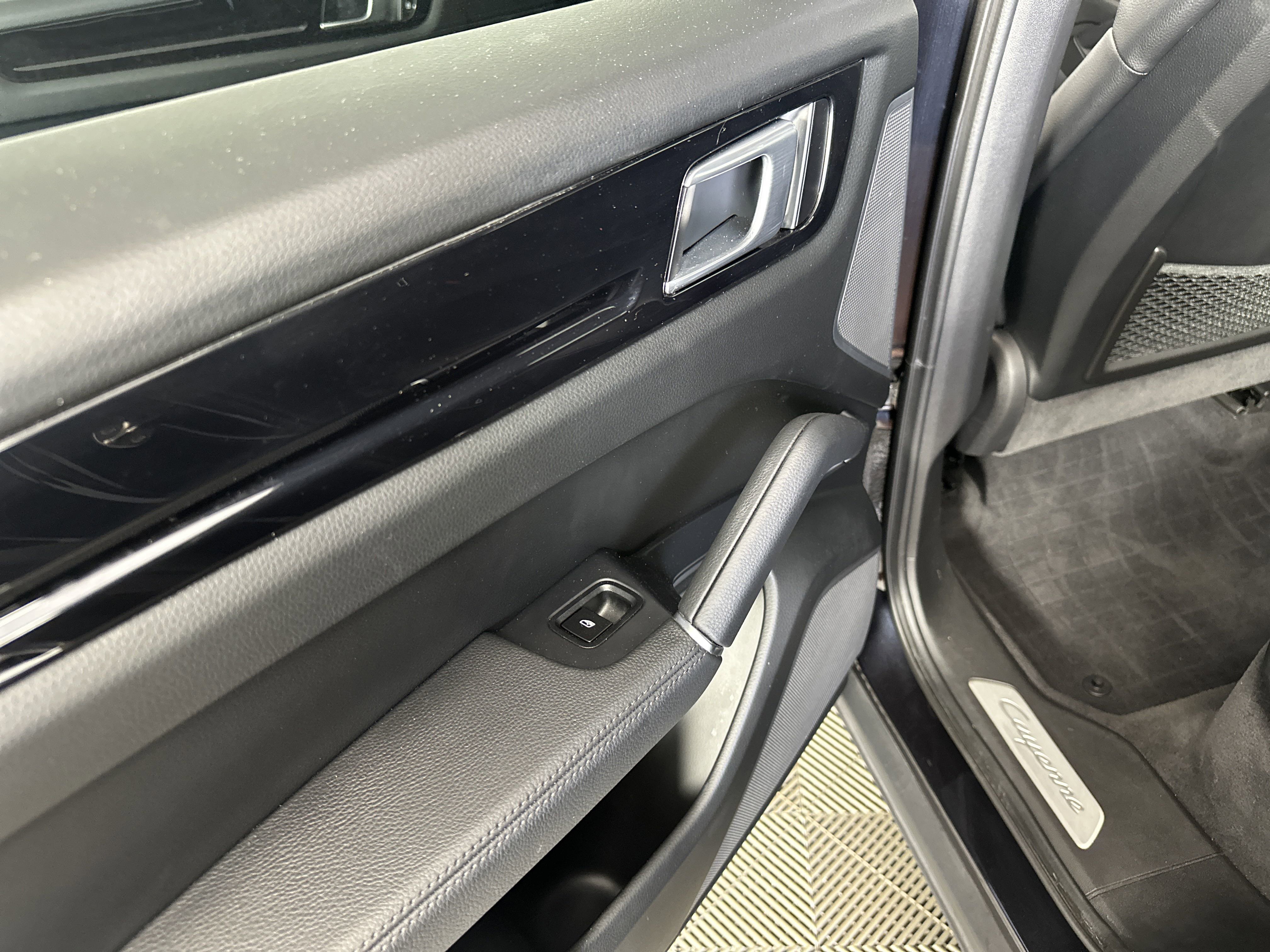 2022 Porsche Cayenne Base photo 13