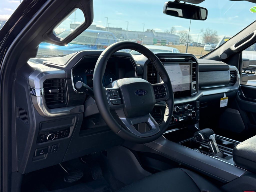 2025 Ford F-150 Lariat photo 3