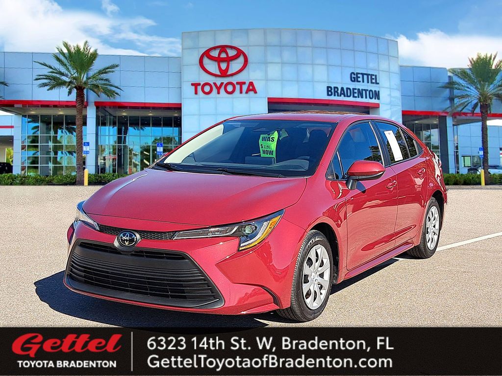 2024 Toyota Corolla LE's photo