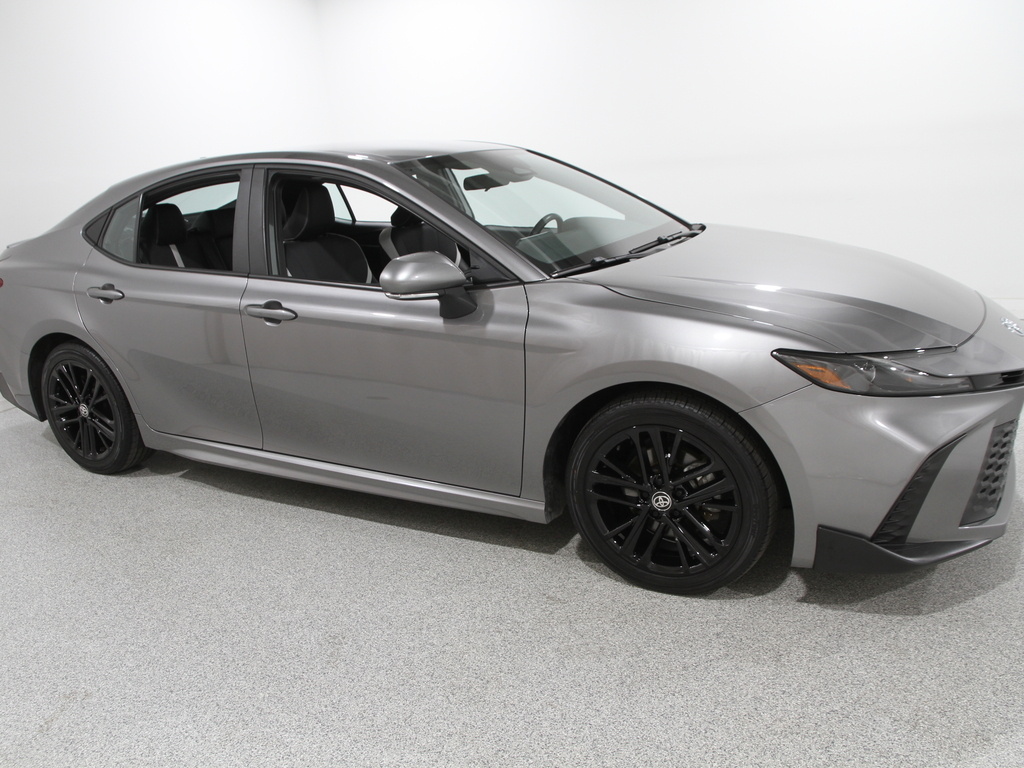 2025 Toyota Camry SE's photo