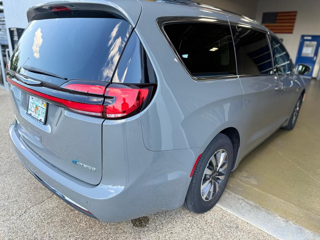 2021 Chrysler Pacifica Hybrid Touring L photo 3