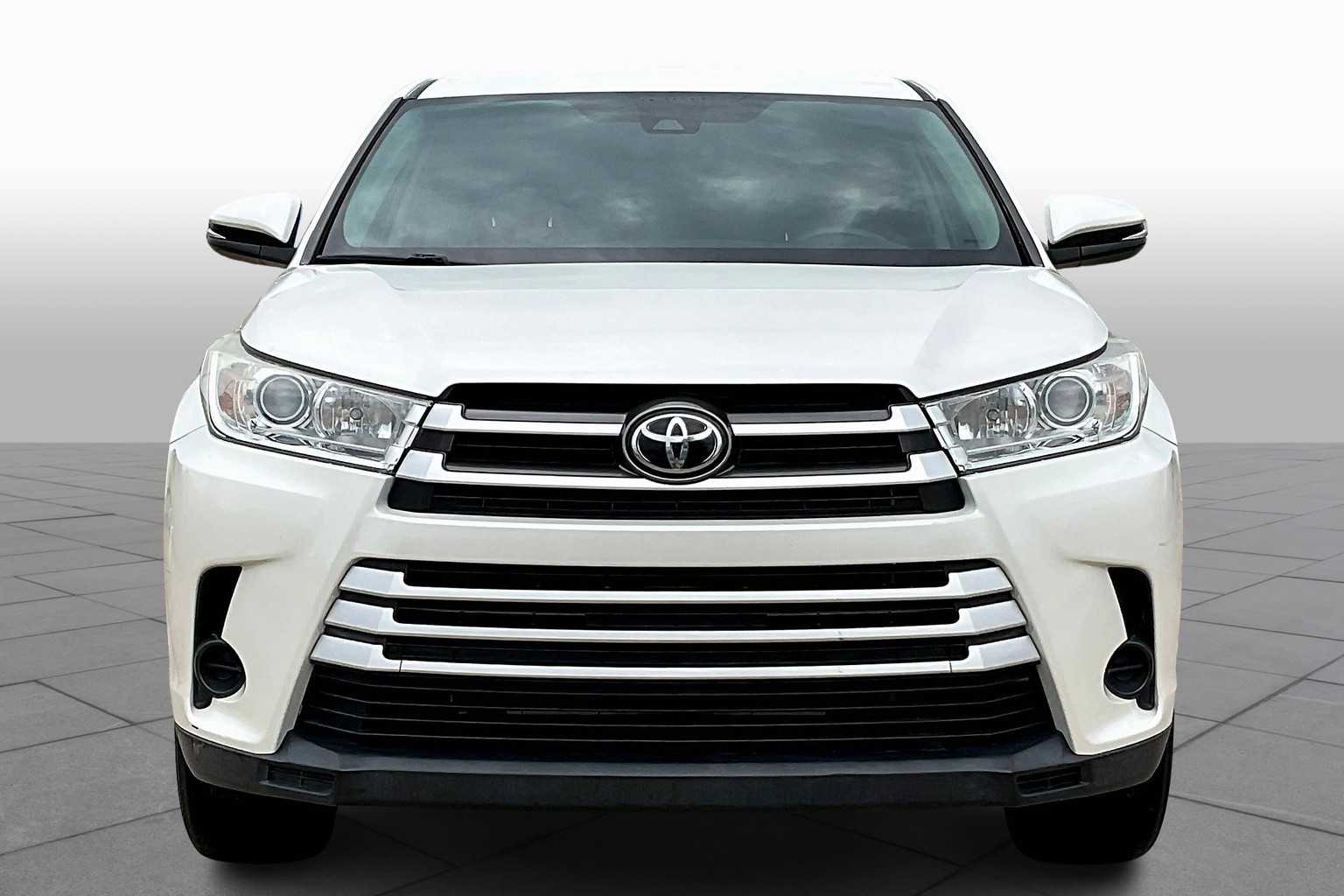 2019 Toyota Highlander LE photo 2