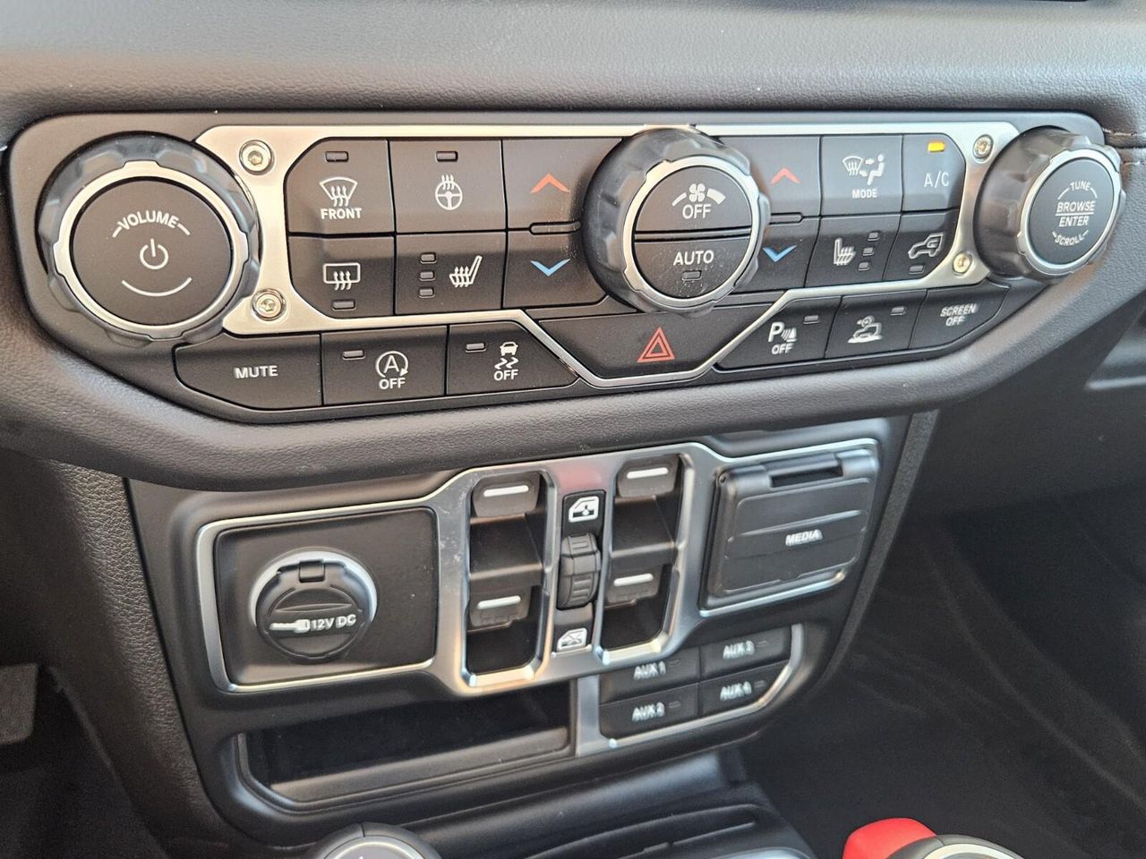 2025 Jeep Wrangler Sahara photo 18