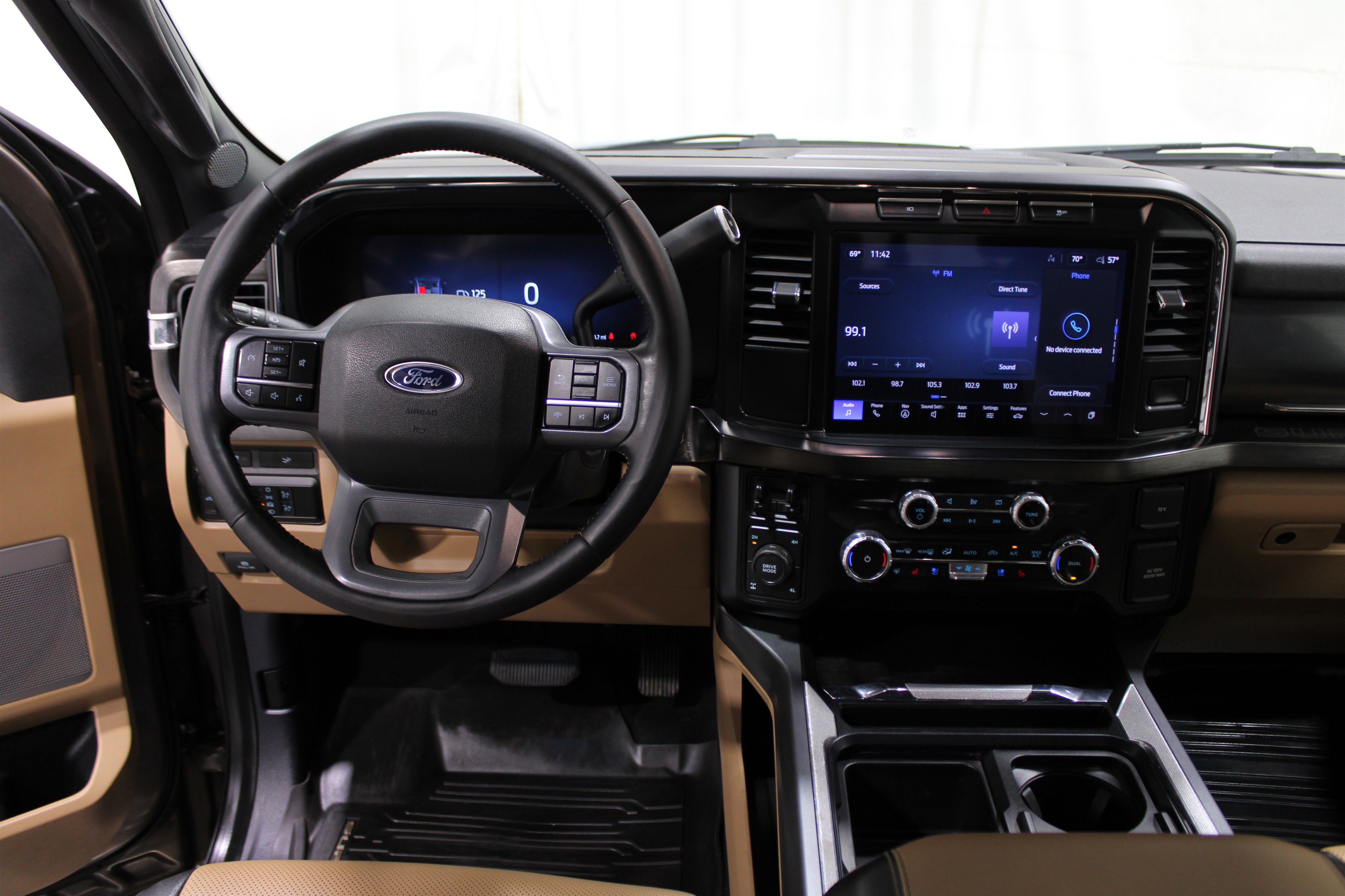 2023 Ford F-250 Lariat photo 2