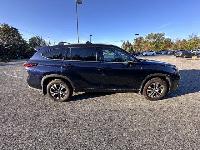 2022 Toyota Highlander XLE photo 2
