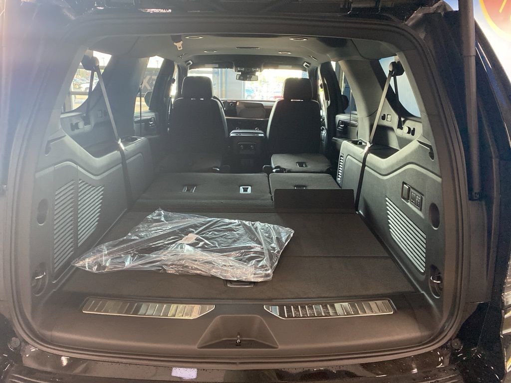 2025 Chevrolet Suburban Premier photo 14