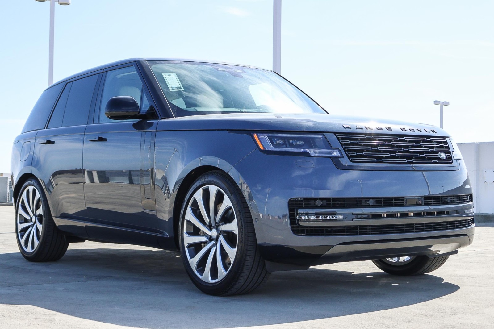2025 Land Rover Range Rover SE photo 3