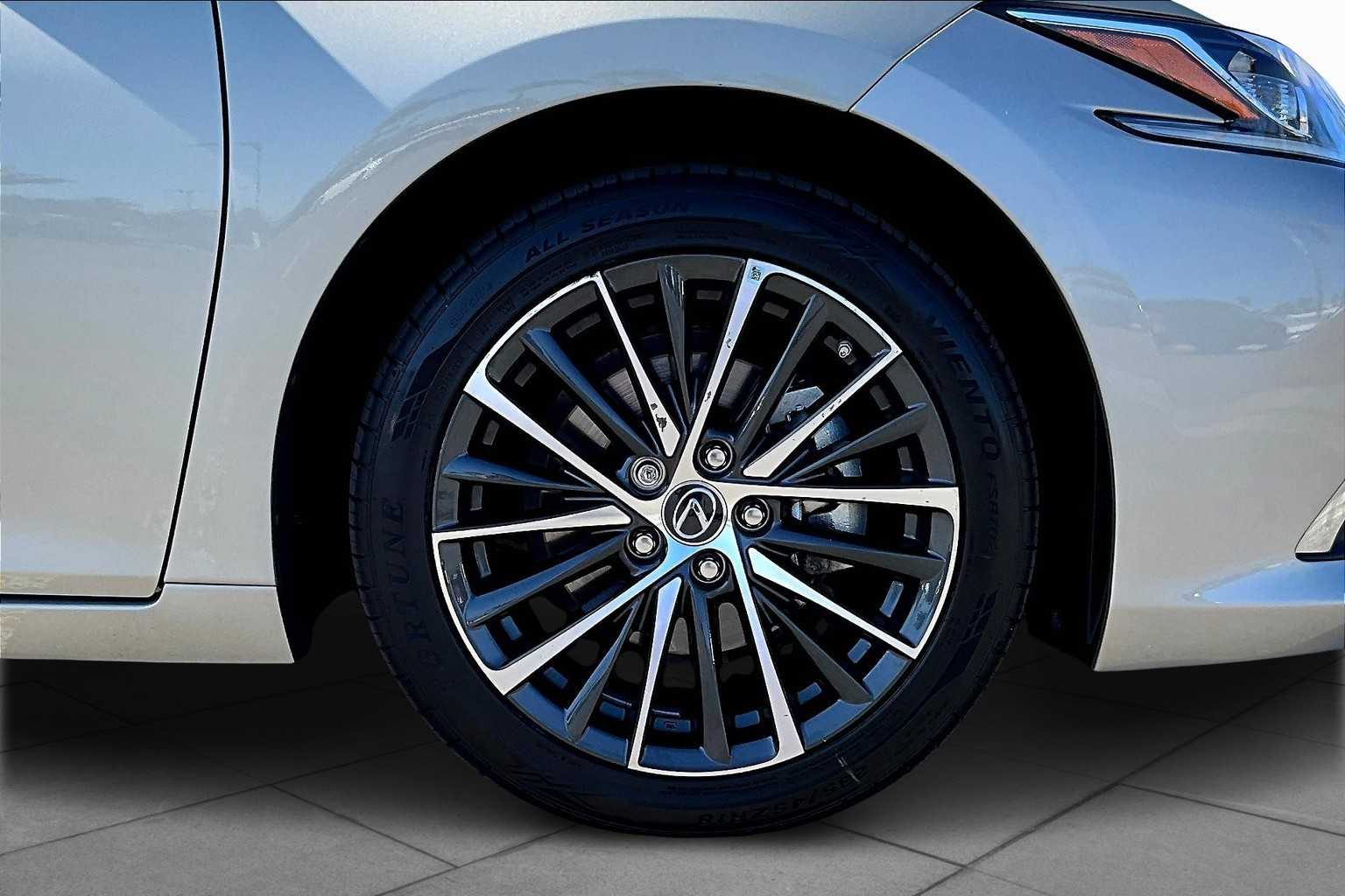 2023 Lexus ES 350 photo 9