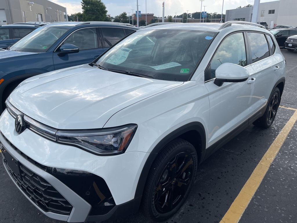 2025 Volkswagen Taos SEL's photo