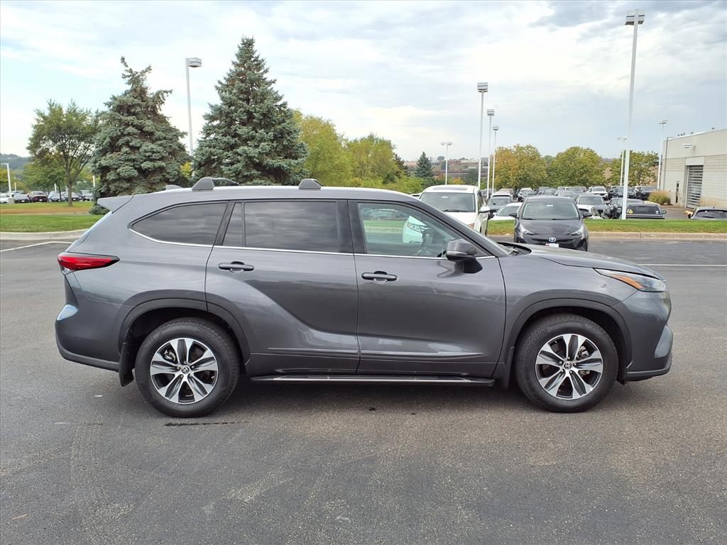 Certified 2022 Toyota Highlander XLE with VIN 5TDGZRBH5NS224686 for sale in Burnsville, Minnesota