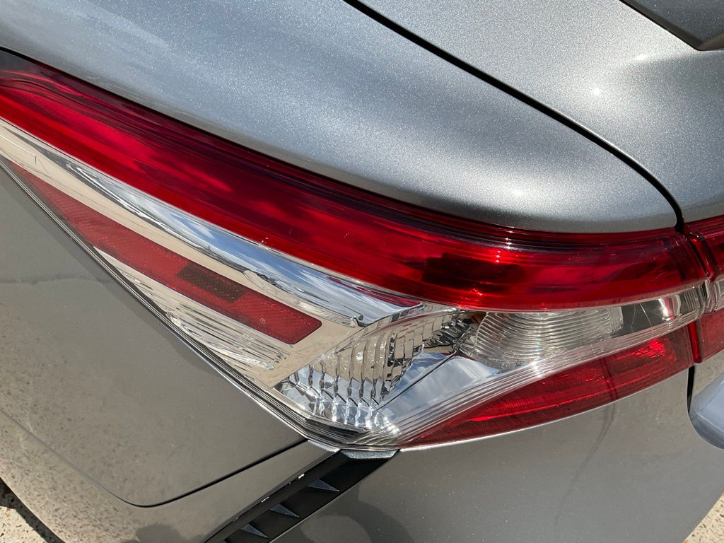 2020 Toyota Camry SE photo 12