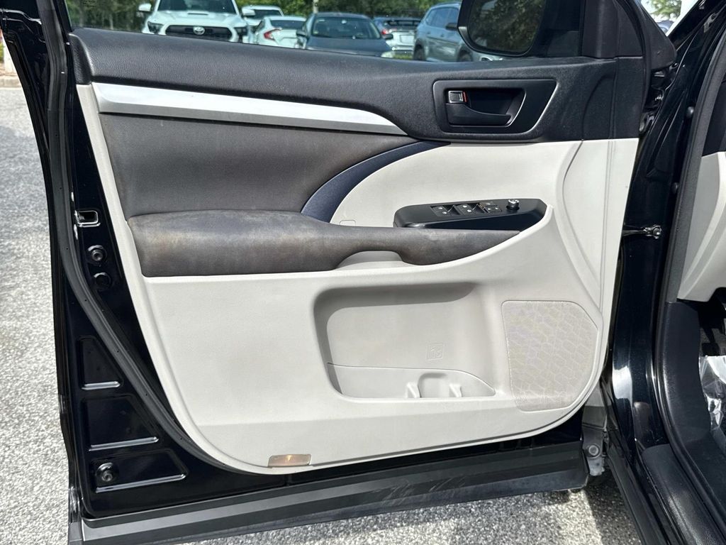 2017 Toyota Highlander LE photo 17