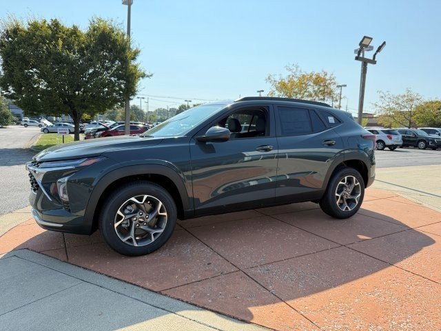 2025 Chevrolet Trax LT photo 2